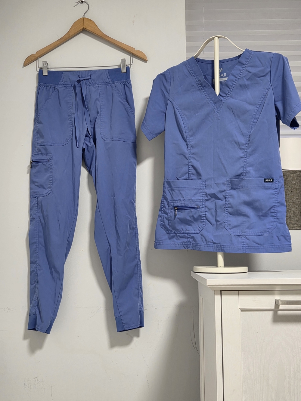 ADAR  Medical Scrub Set - Periwinkle Blue Women's V-Neck Top & Jogger Pants